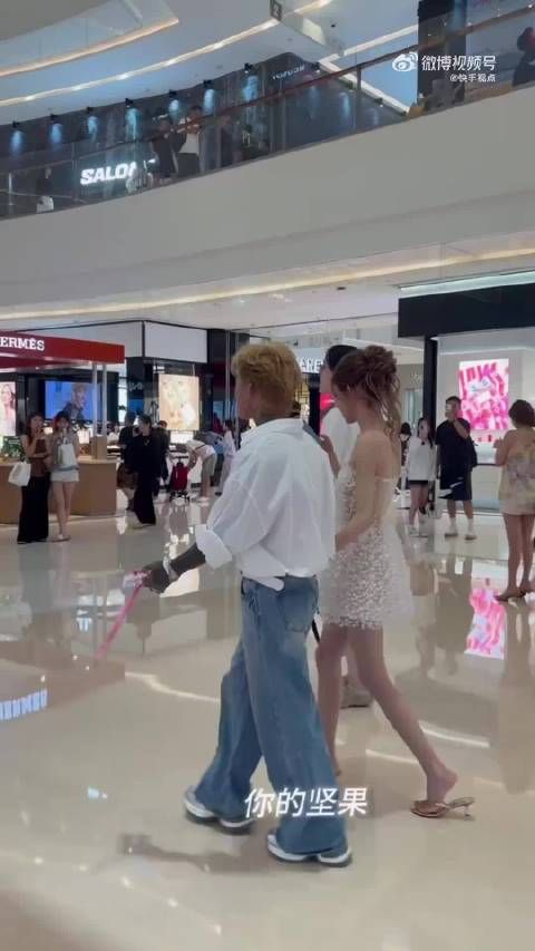 殷世航傲娇美线下同框,网红抗住了路人镜头吗?