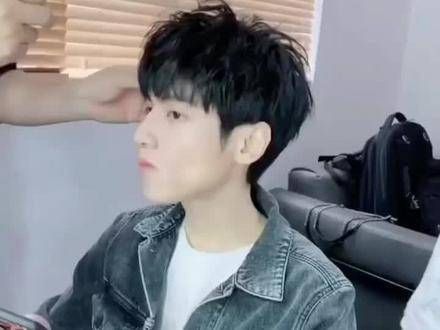 哈哈一笑(说实话,哥哥唱得挺到位,我这个门外汉听着也觉得不错)