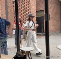 宋茜陈梦逛街被偶遇，两人聊的特别开心，陈梦笑的眼睛都成一条缝