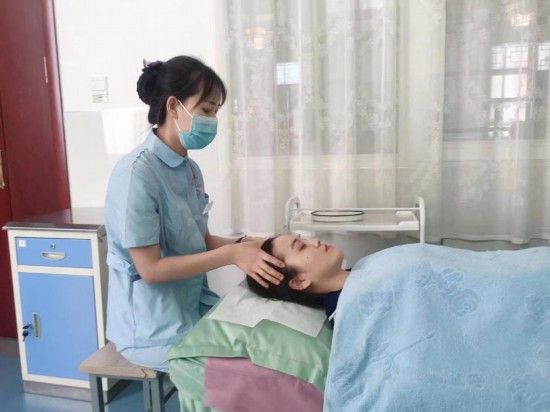 宁夏回族自治区中医医院（中医研究院）医护人员为患者开展中医头疗。新华社记者 邹欣媛 摄