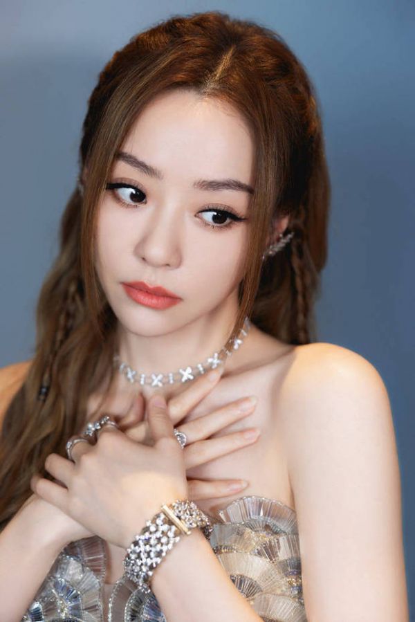 张靓颖妆容精致。