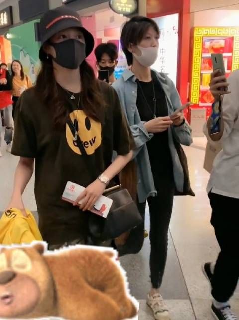 关晓彤机场,看着手上也没有戒指了!两个人真分了?鹿晗跳了狼与美女
