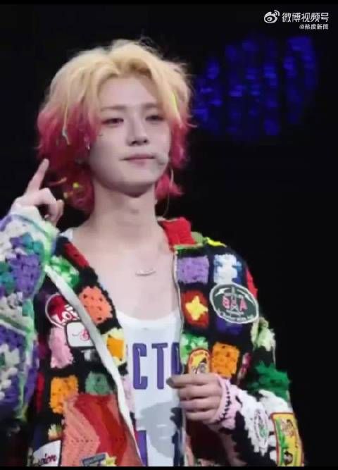 鹿晗成都演唱会重现EXO经典动作,与宝石老舅互动庆生