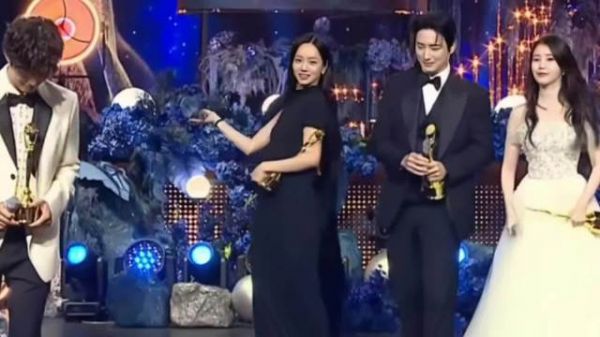 李惠利青龙奖获人气奖,与朴宝剑等共同获奖