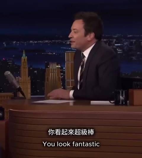 达科塔约翰逊深V短裙亮相肥伦秀引尴尬