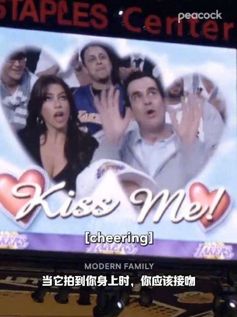 《摩登家庭》里面的Kisscam片段,比美国高管的“出轨Pose”早了十多年!