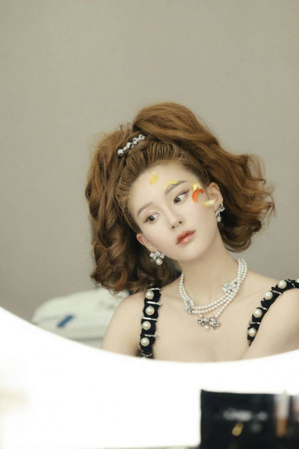 赵露思复古时尚。