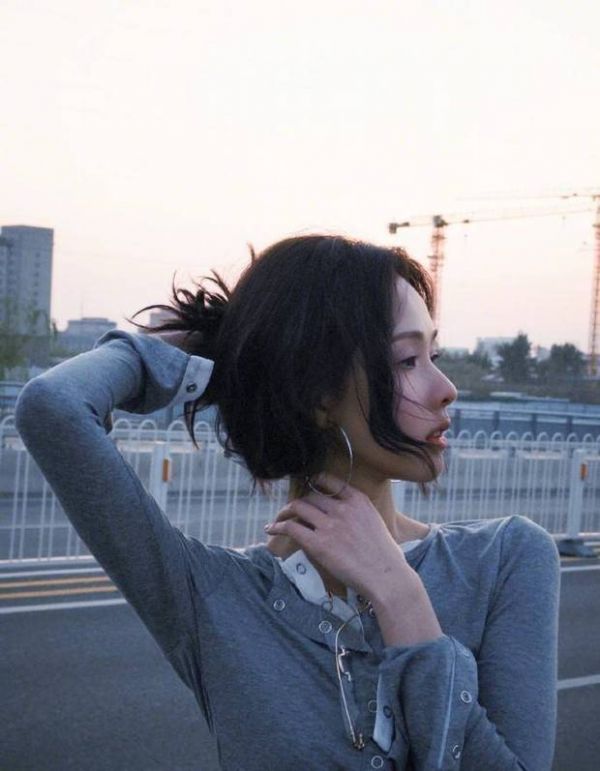 陈都灵侧颜绝美。