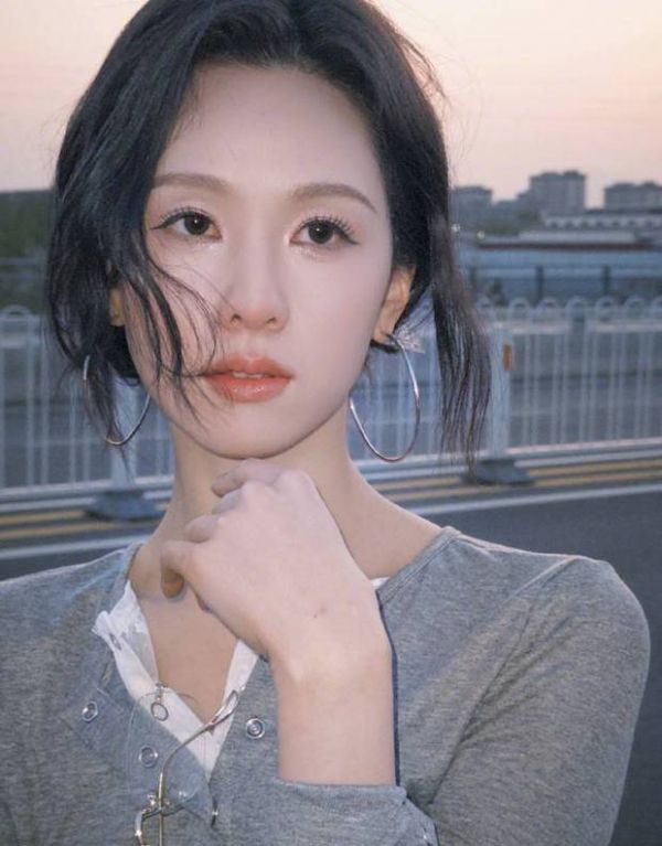 陈都灵眼神故事感十足。