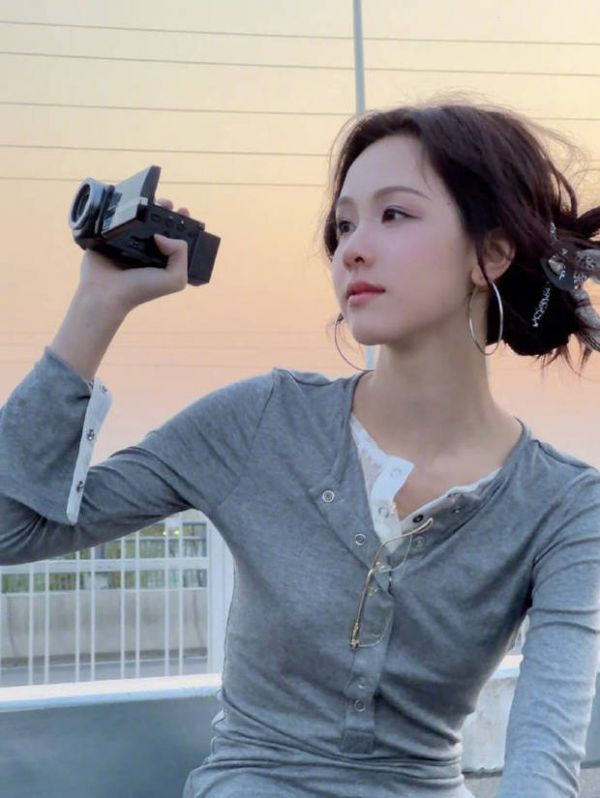 陈都灵灰色针织超文艺。