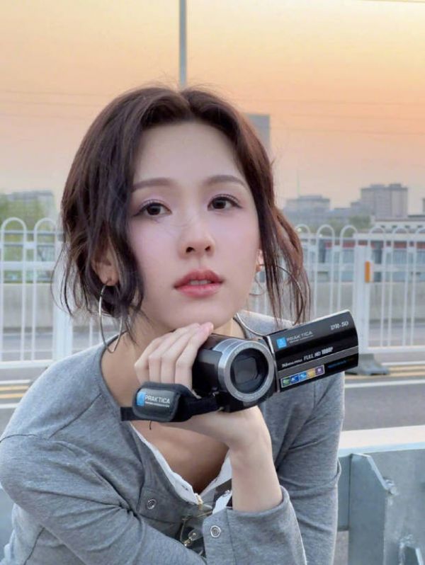 陈都灵随性松弛。