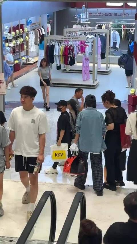 汪峰森林北两家同游,岳母对章子怡儿子笑不停,森林北变胖疑怀孕!
