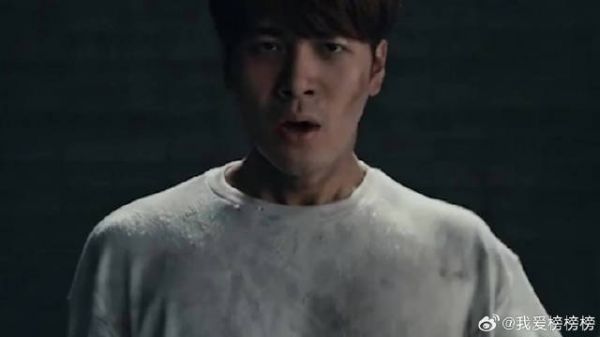 王嘉尔演唱会遇粉丝扔内衣上台