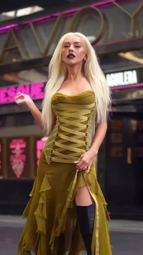 Christina Aguilera穿Versace古董礼服复刻经典造型