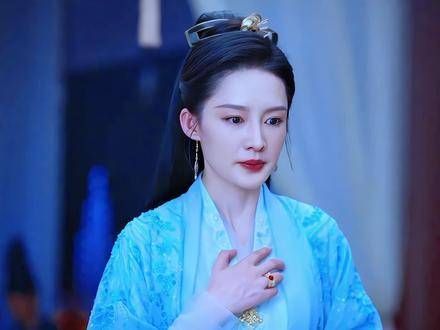 范家的女眷们个个身着色彩绚丽的服饰!