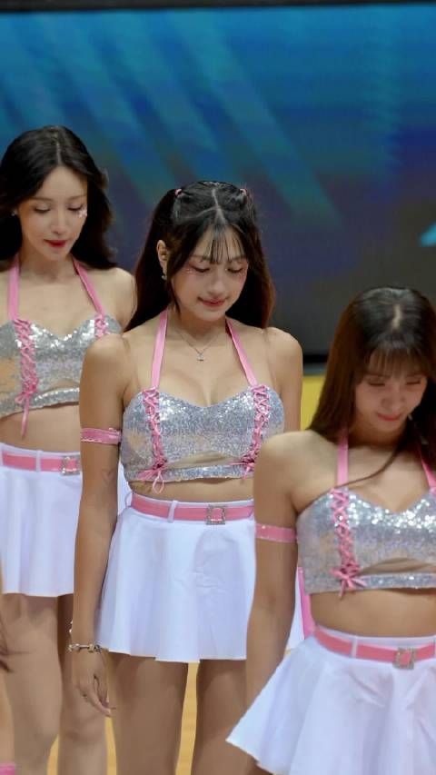 台湾省篮球比赛的中场休息演出,拉拉队小姐姐们真的热情似火啊