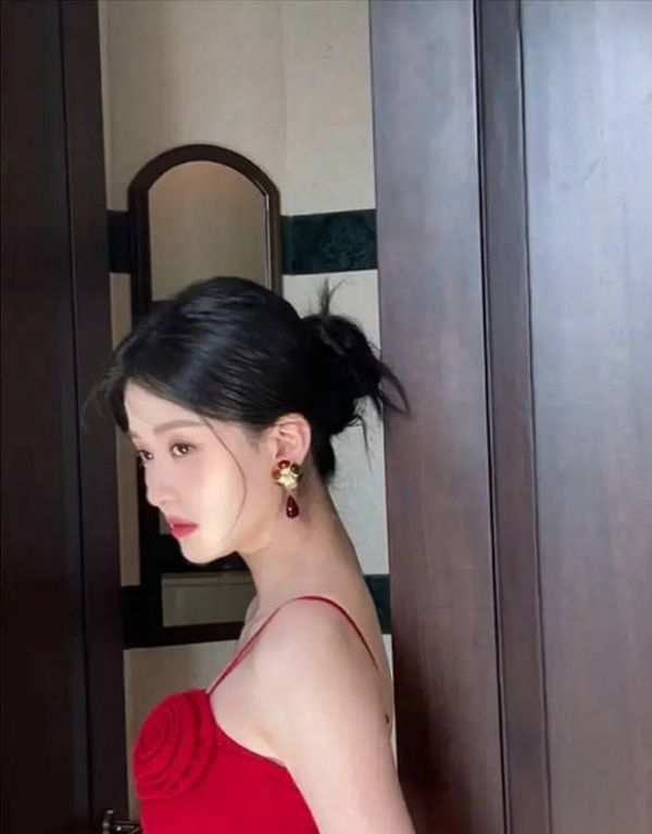 搜狐娱乐讯 近日，乔欣晒出一组自己的近照，穿着一袭红玫瑰深V长裙婀娜多姿，好似一朵娇艳的红玫瑰！ 