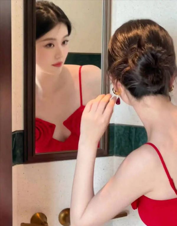 乔欣整理妆容。