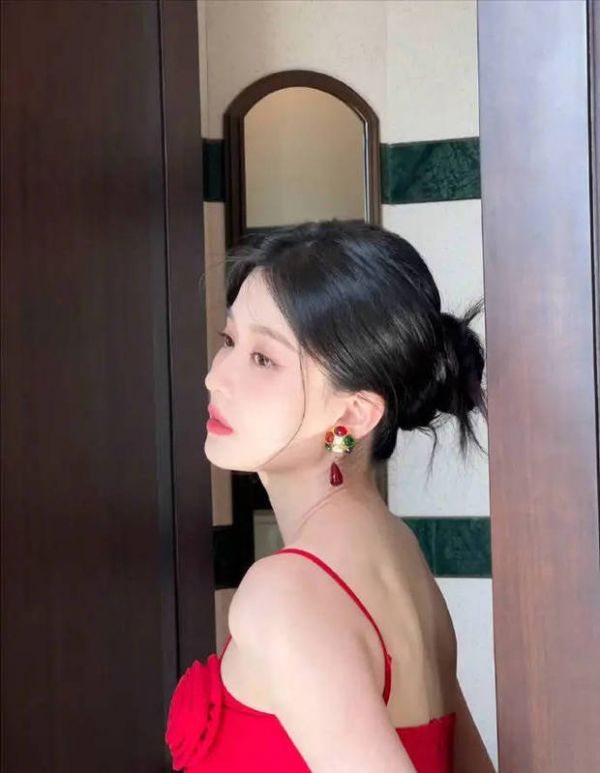 乔欣妆容精致。