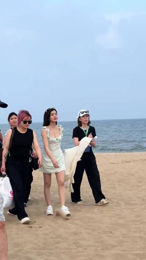 希望陈妍希的脚能够早点好,离婚后的她真是越来越漂亮了