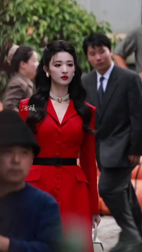 哇 这身红色西装裙太明艳了! 王楚然沪上红玫瑰