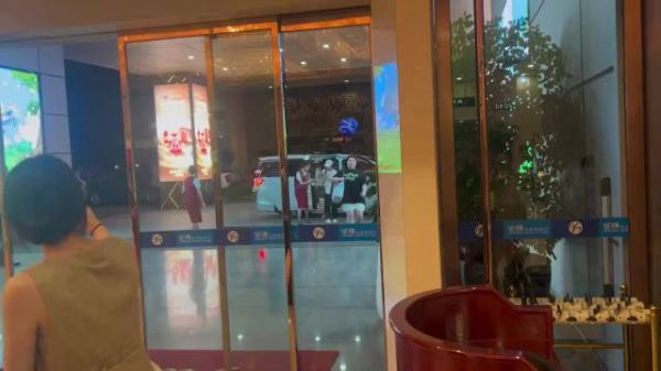 杨幂许凯现身黄花机场,生图引关注