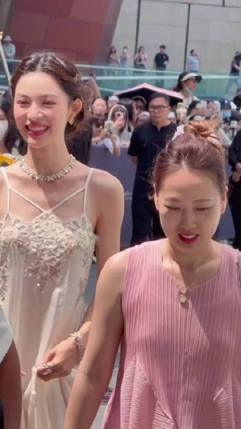 钟楚曦顶光下白到发光,展现自然自信美
