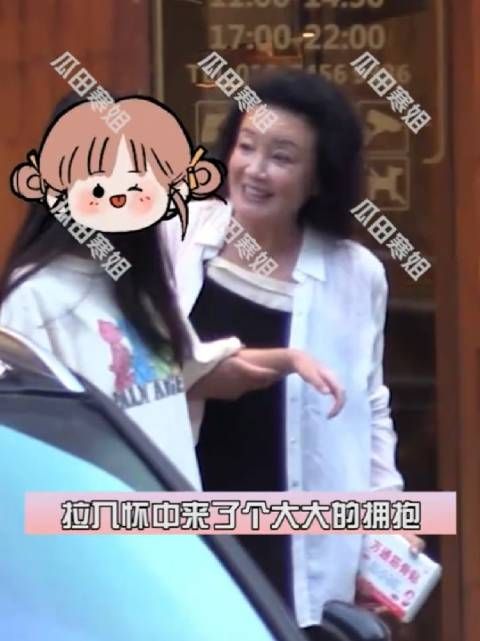 张兰带汪小菲一双儿女聚餐,主动拥抱孙女满眼关爱,小玥儿长发披肩个子高挑!