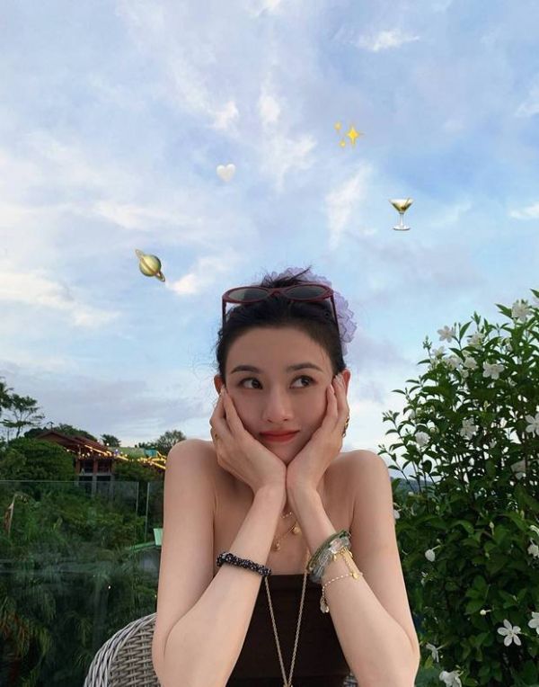 宋祖儿托腮可爱。