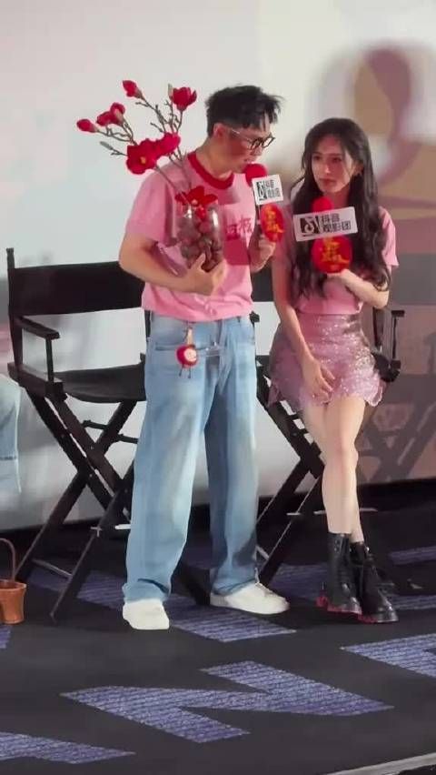 杨幂和大鹏做个宣传，为啥大鹏一直都是害羞的状态啊？都不敢看杨幂？