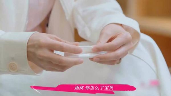 后爸不好当！董璇女儿哭着不想与爸爸分开，张维伊表情一言难尽！