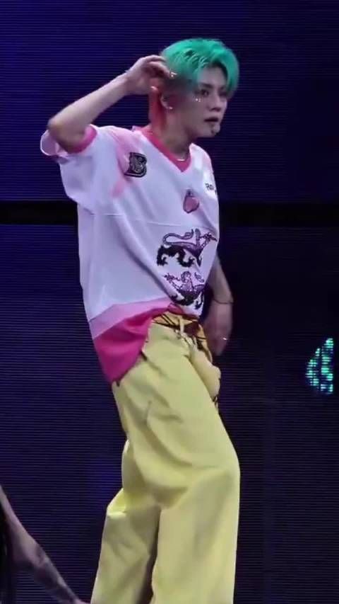 鹿晗演唱会麦包掉落临场自系，唱跳未受影响