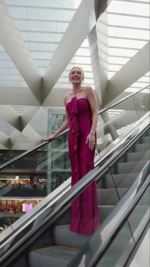 林赛·罗韩穿Balmain亮相辣妈辣妹2墨西哥首映