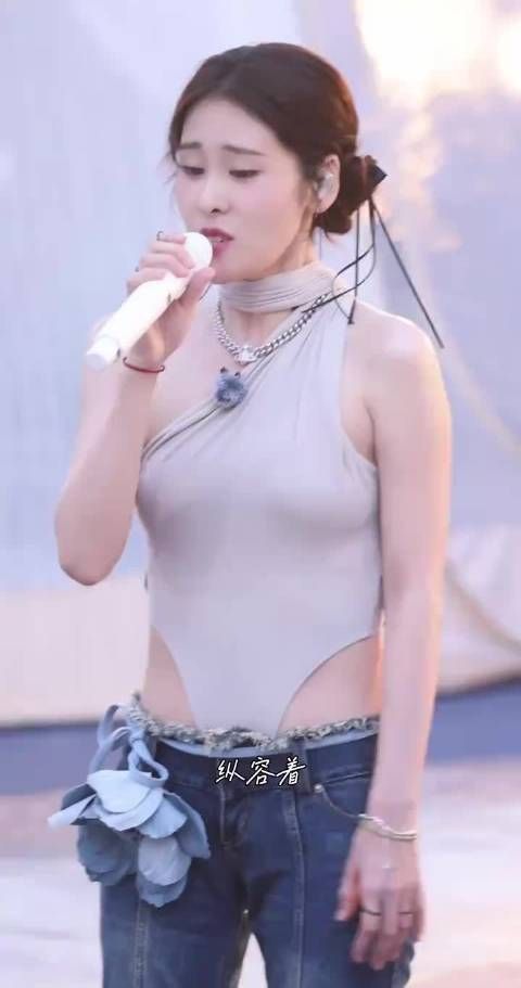 张碧晨~人美歌甜穿搭太潮了