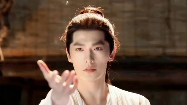 杨洋《凡人修仙传》古装造型获赞,韩立蜕变引观众共鸣