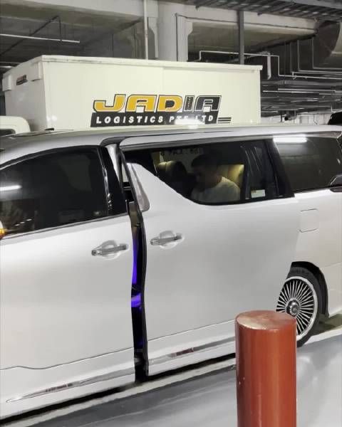 哲凯赖什抵达球场!