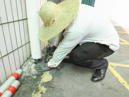 7月25日，工作人员在广州中医药大学顺德医院为下水道加装防虫网。新华社记者 肖恩楠 摄