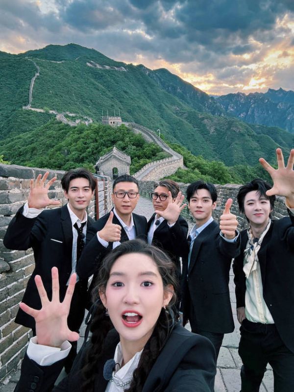 王玉雯与孙红雷、李乃文、刘宇宁、龚俊、陈星旭一起参加综艺节目，众人攀登长城，心情大好。