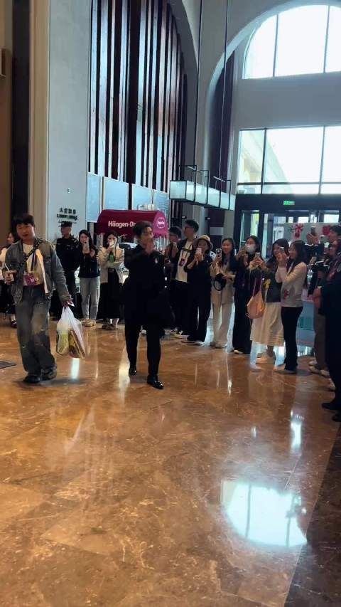 陈梦妈妈节目澄清与黄晓明亲属关系，两人为第四代表亲