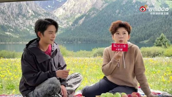 邓亚萍甘孜直播落泪，丁真默默拍手表关心