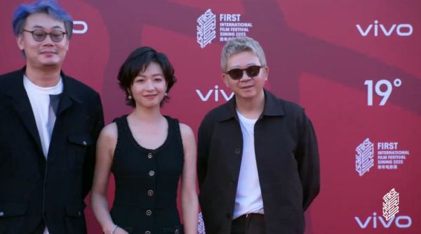 万茜FIRST青年电影展红毯采访 万茜短卷发 美