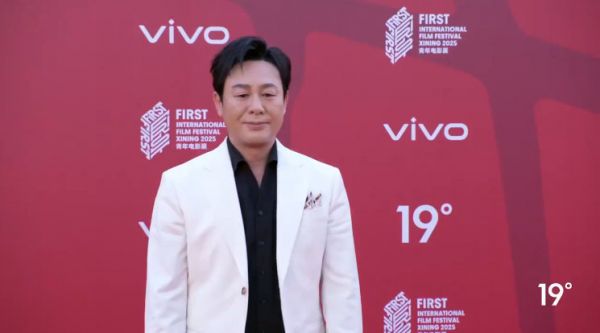 张颂文FIRST青年电影盛典红毯采访 希望我们的日子雨过天晴