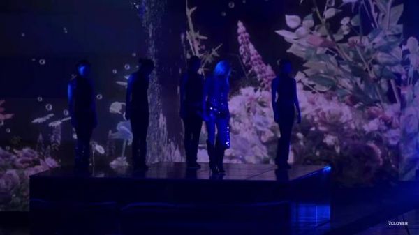 （尖叫补充：后台候场时听到她随音乐哼歌的清透嗓音疯狂心动！）