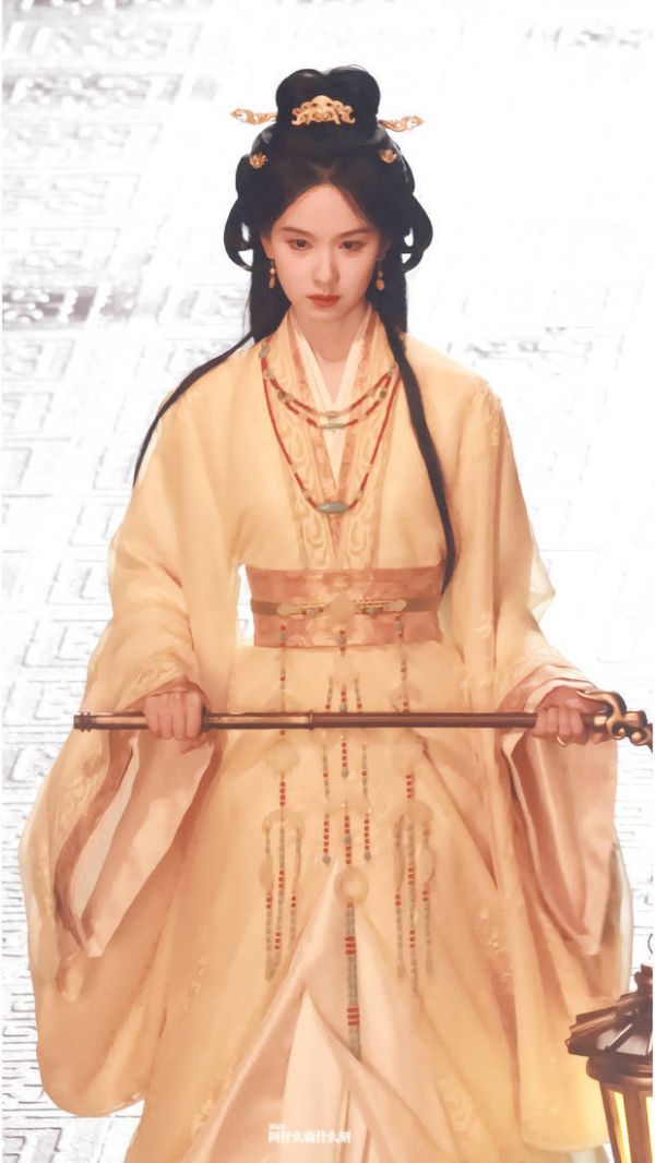 搜狐娱乐讯 近日，陈都灵新剧黄衣提灯路透释出，清冷优雅自带氛围感。