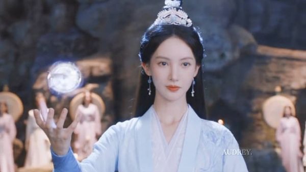 金晨饰演冷脸师姐南宫婉登场,眼神藏故事