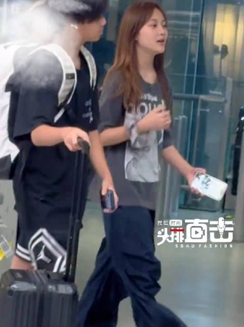 偶遇甜馨与好友出行,漂亮自信越来越像妈妈了