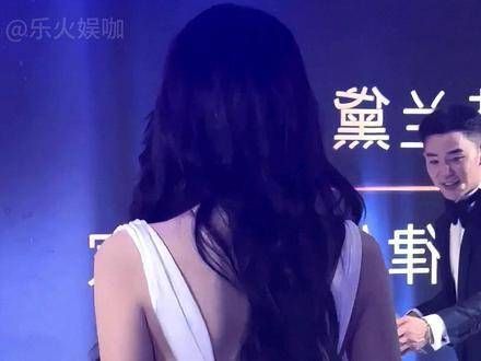 黄圣依镜头避下半身原因曝光,颁奖典礼内场画面揭示摄影师困境