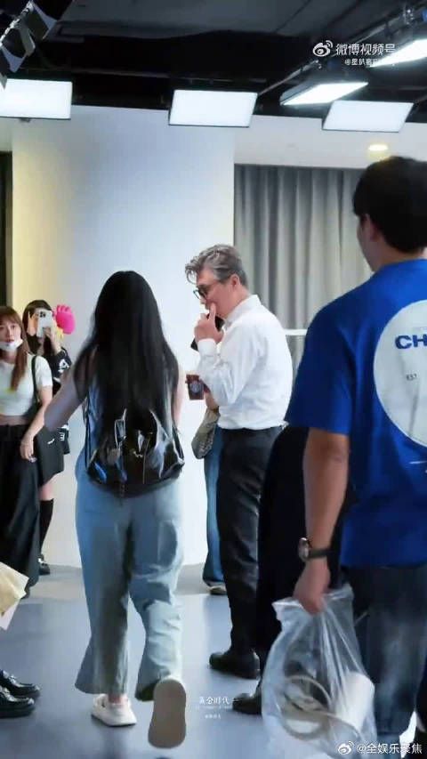 李乃文扫楼气场全开,长腿吸睛引热议