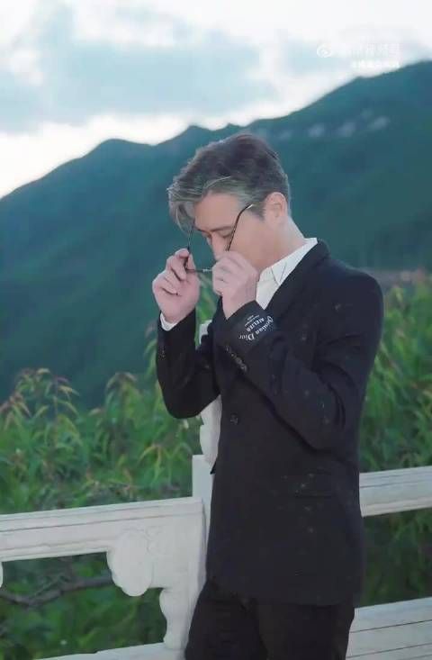 李乃文穿西装戴墨镜也太帅了吧,果然法拉利老了也是法拉利