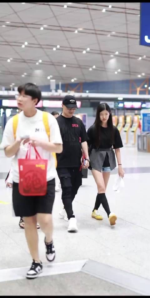 汪峰小女儿醒醒五官气质随章子怡,腿型未遗传父亲